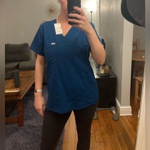 Figs CatarinaOne pocket scrub top size M- DEEP REEF NEW WITH TAGS